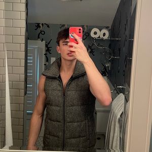 Old navy men’s small herring bone grey puffer vest size small